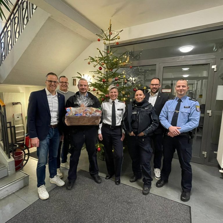 Vielen Dank für Euren Einsatz – Gemeinde Hainburg besucht Polizeistation Seligenstadt vor den Festtagen