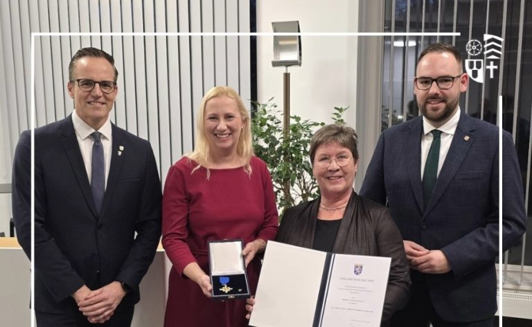 Monika Schulz aus Hainburg mit dem Hessischen Verdienstorden am Bande in Wiesbaden ausgezeichnet